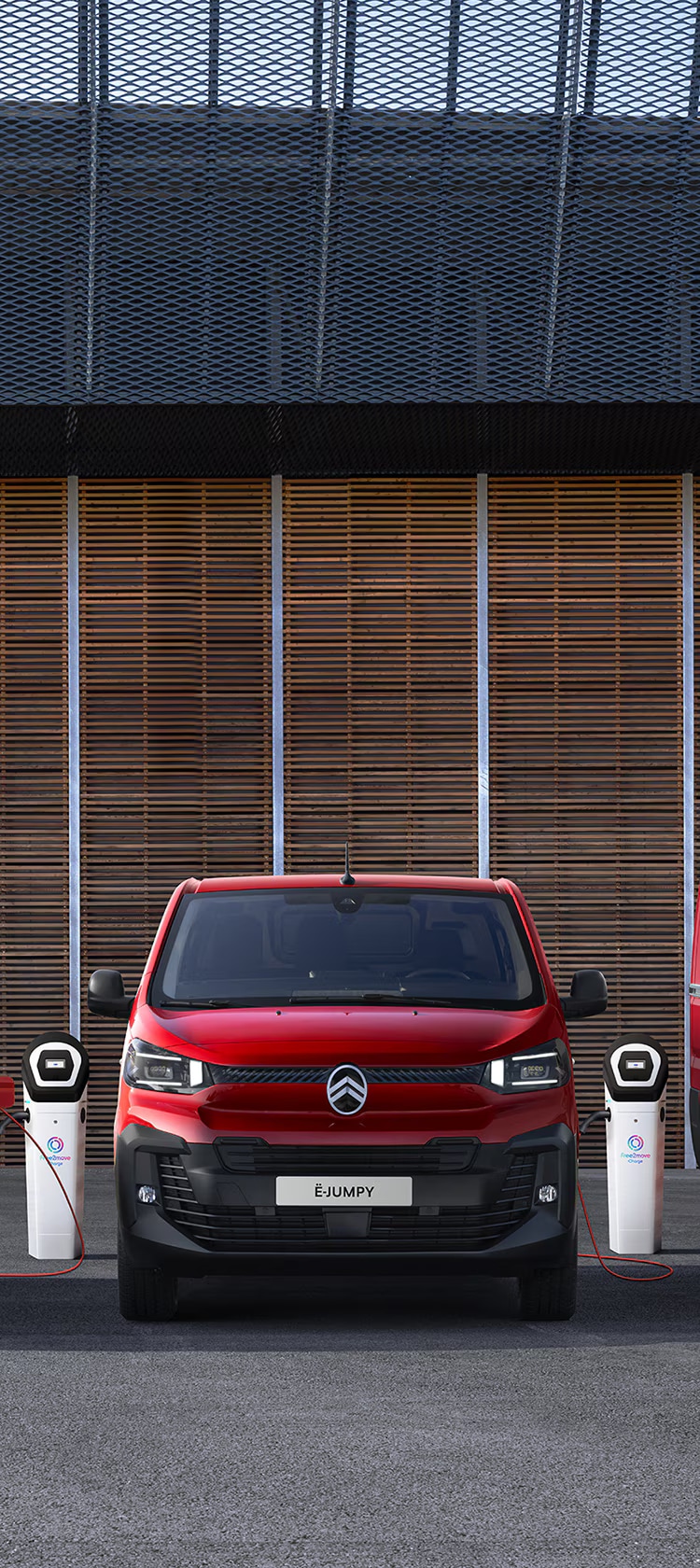 Couple dans une Citroën C5 se tournant vers les passagers